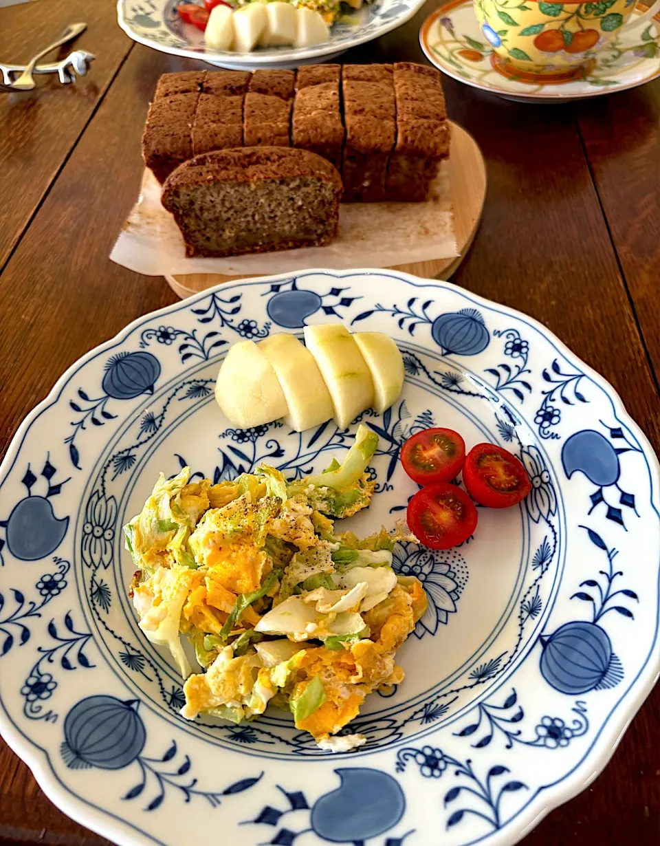 ブランチ♯バナナブレッド♯キャベツスクランブルエッグ|小松菜さん