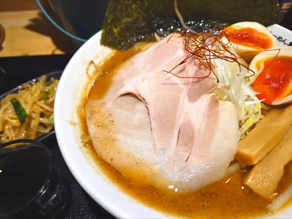 【TRYラーメン大賞 2019~2020
新人賞みそ部門優秀賞】
らーめん専門 Chu-Ru-Ri ちゅるり
濃厚味噌 (1,100円) 
＋味玉 (SNSフォローで無料) 
＋もやしナムル (卓上、無料) 
＋ミニアイスコーヒー (無料) 
@十条分
(赤羽から徒歩28分)
25292
〈醤140塩46噌󠄀21タ10昆9出15
F16冷27混3つ3焼1ポ1〉
|大脇さん