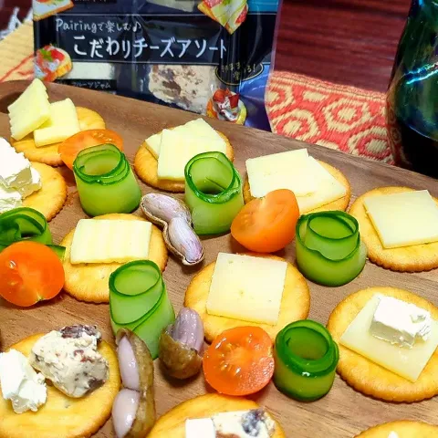「Pairingで楽しむ♪こだわりチーズアソート」を使ってみたSnapdishの料理・レシピ写真:東京デーリーさんのチーズを、クラッカーにのせて昼のみ♪
