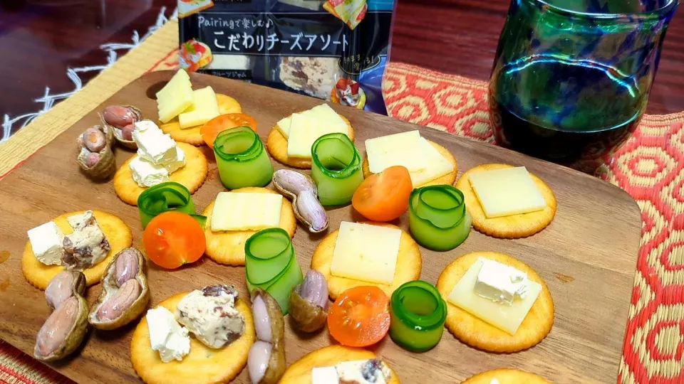 東京デーリーさんのチーズを、クラッカーにのせて昼のみ♪|aoiさん