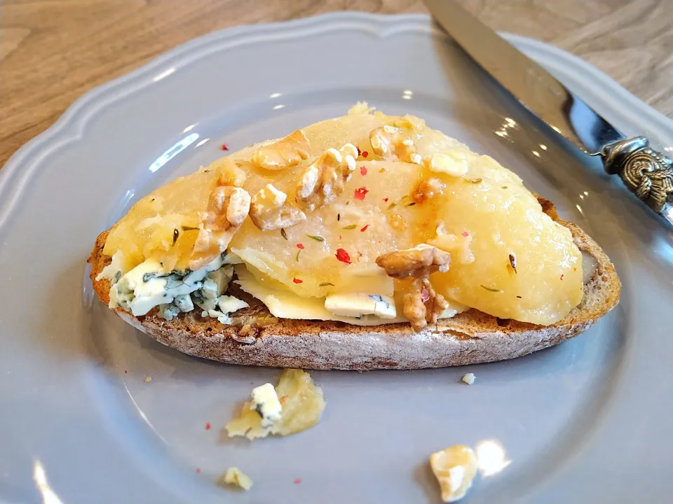 洋梨とブルーのタルティーヌ|古尾谷りかこさん