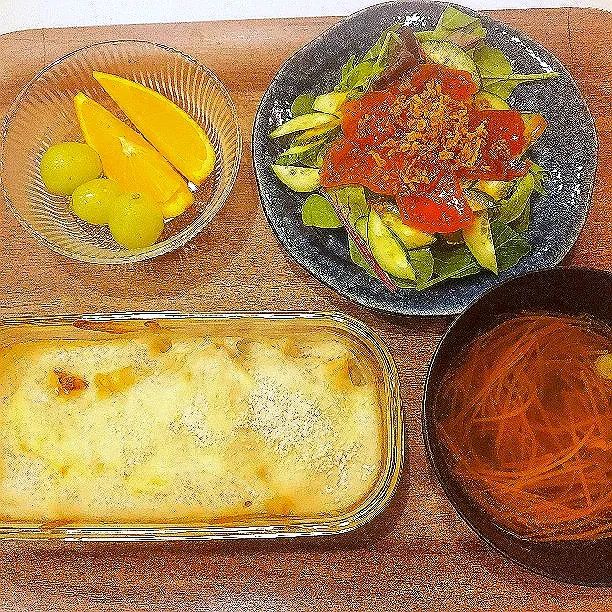 マカロニグラタン　マグロのユッケ風サラダ　人参のスープ　フルーツ|ぷゆこさん