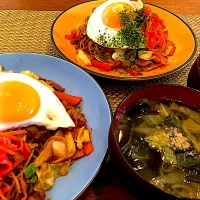 目玉焼きのっけたソース焼きそば🍳　ワカメと白菜の生姜スープ🍲|＊yurika＊さん
