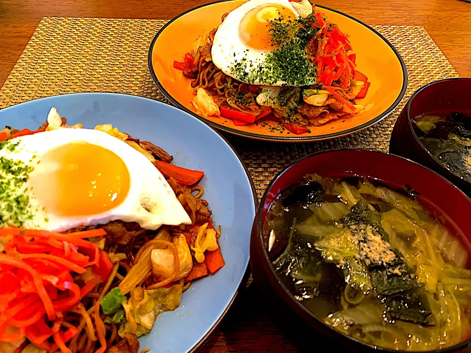 目玉焼きのっけたソース焼きそば🍳　ワカメと白菜の生姜スープ🍲|＊yurika＊さん
