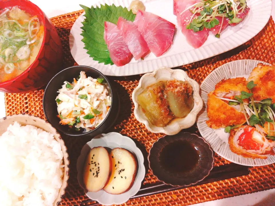 トマトとモッツァレラチーズのカツ、ブリ刺し&ブリのカルパッチョ、翡翠茄子、さつまいもの甘露煮、ささみとキャベツのコールスロー、野菜スープ|samさん