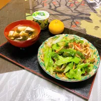 grandmaの晩ごはん☆ お大根を炊く予定ができなくて…
簡単に焼きうどんで…お味噌汁をつけました|kaoriさん