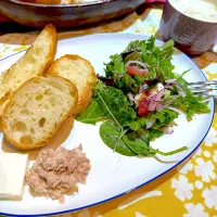 ドンクのバタール🥖ケール酢玉ねぎサラダ🥗|kaoriさん