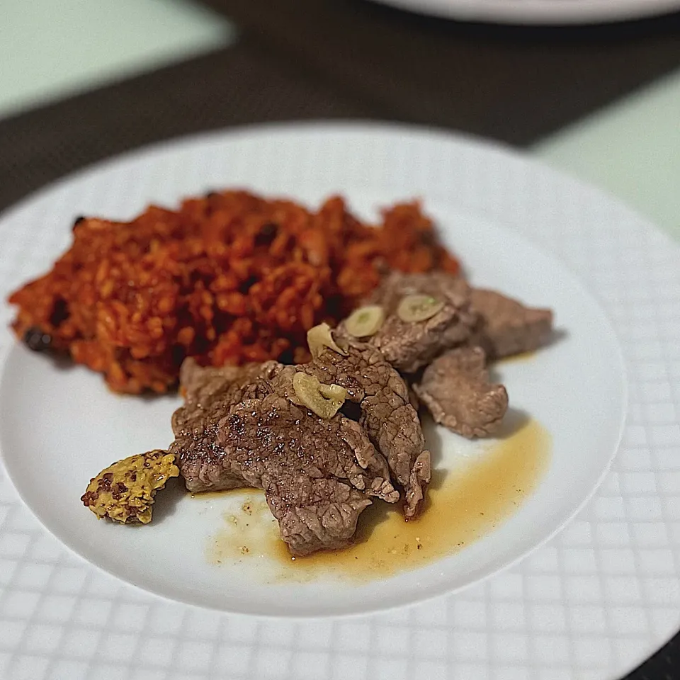 牛肉のガーリックソテーと辛ピラフ（Acılı pilav)|きなこもちさん