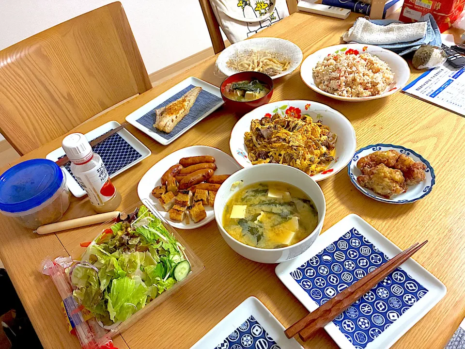 親子煮、和風焼き飯、グリーンサラダ、豆腐とわかめのお味噌汁、若鶏のから揚げ、赤魚の粕漬け、つまみあげ、シャウエッセン、焼きうどん。|くろーぶやんさん