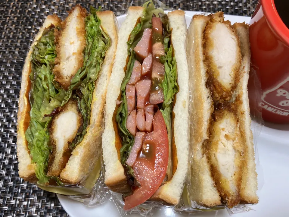 本日のサンドウィッチ（レタスたっぷりチキンカツサンド＆ＳＬＴ(ソーセージ・レタス・トマト)サンド＆シンプルチキンカツサンド）|サンドウィッチ伯爵さん