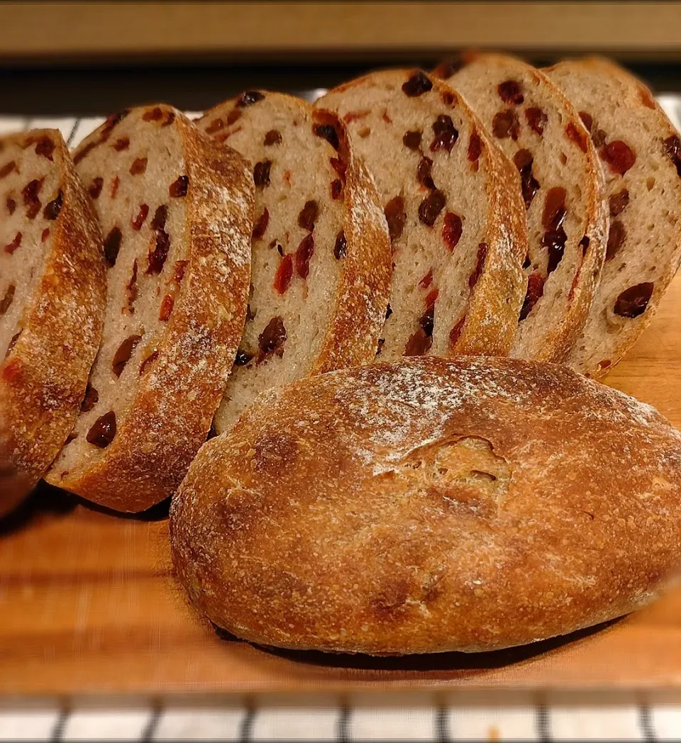 自家製酵母の石窯ライ麦ブレッド（クランベリー＆レーズン）|みりさん