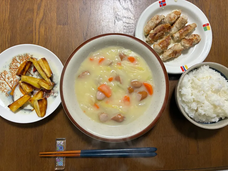 「今日は冷蔵庫のありもので晩ごはん🍽
ウインナーとにんじんのクリームシチュー、
チーズ入りの肉巻きに、甘い大学芋も🍠✨
やさしい味でほっとできる、あたたかごはん☺️

節約しながらも満足できる食卓💛」|よらさん
