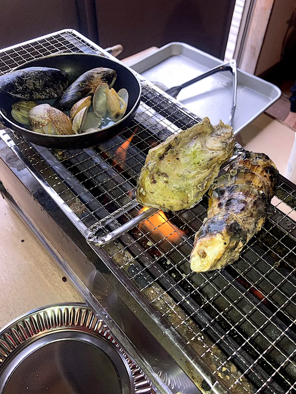 今日の昼ご飯⑥  牡蠣とあさりとムール貝を焼きます|なびさん