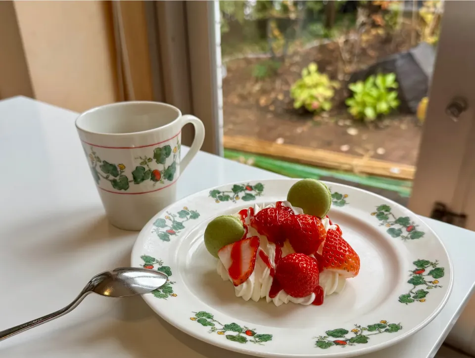 六花亭で食べたストロベリーパフェ|mimiしろさん