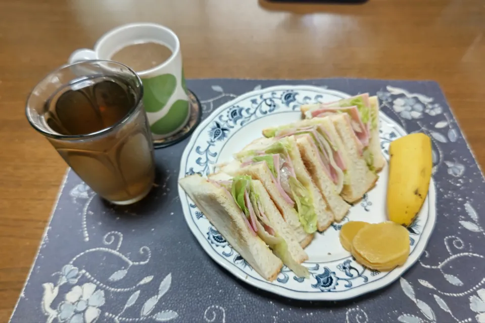 トーストサンドイッチ、沢庵、ホットコーヒー、六条麦茶、バナナ(朝ご飯)|enarinさん