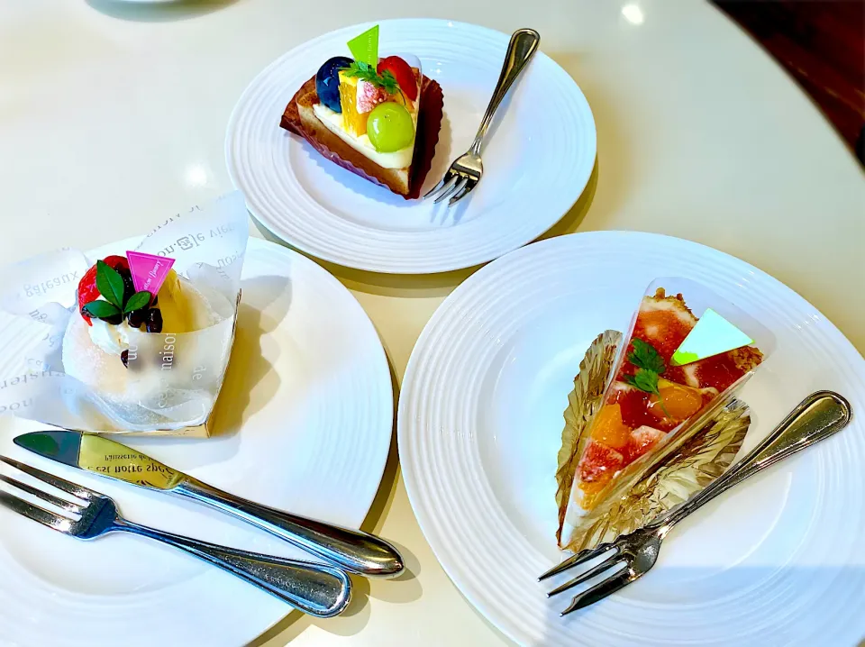 休日のケーキ🍰😋(美味しい店、見つかった)#イチジクケーキ#抹茶ムースと小豆の大福#果物タルト|Hi-Niさん
