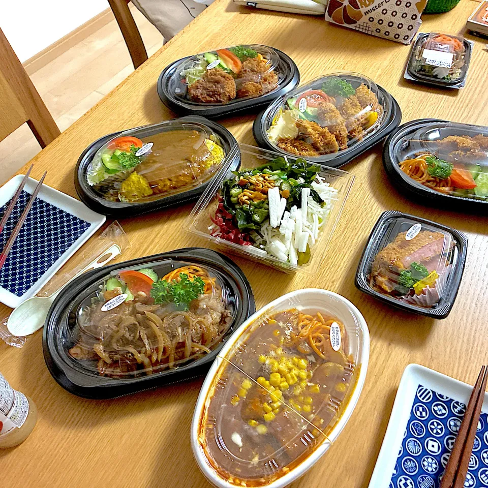 豚肉スタミナ焼き、ハムカツ、オムハヤシライス、カキフライ、カニクリームコロッケ、串かつ、ビーフシチュー、ナムル盛り合わせ、ねばねばサラダ、雑穀バケット、チーかま|くろーぶやんさん