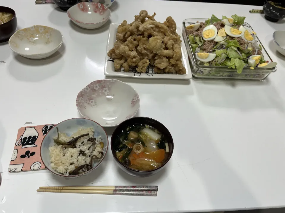 簡単晩御飯☆鶏皮唐揚げ☆サラダ☆みそ汁（鍋野菜ミックス・わかめミックス）☆山菜ご飯|Saharaさん
