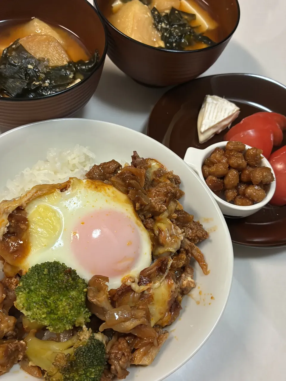 ロコモコ丼&炒り豆&チートマ&味噌汁|なおさん