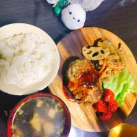 押し麦ご飯、豆腐ともずくのスープ、ハンバーグ、焼きミニトマト、根菜ときのこのきんぴら、レタス|サトリさん