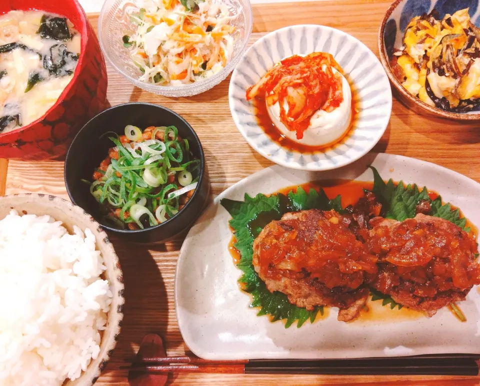 ジャポネソースハンバーグ、キムチ冷奴、明太子納豆、ささみとキャベツのコールスローサラダ、キクラゲと玉子の中華炒め、お味噌汁|samさん