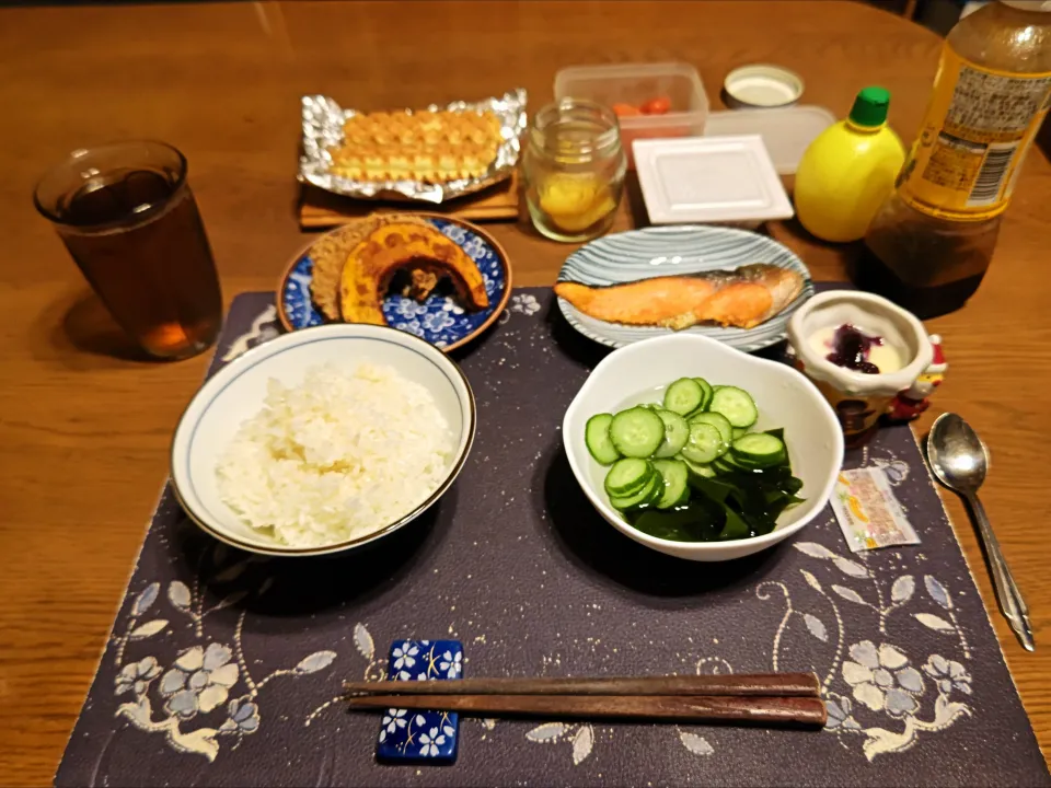 ご飯、かぼちゃの素揚げ、納豆、辛子明太子、酢の物、沢庵、烏龍茶、練乳&カシスジャムかけ手作り牛乳プリン、銀鮭塩焼、コロッケ&メンチカツ、トースターで温めたチーズワッフル(夕飯)|enarinさん