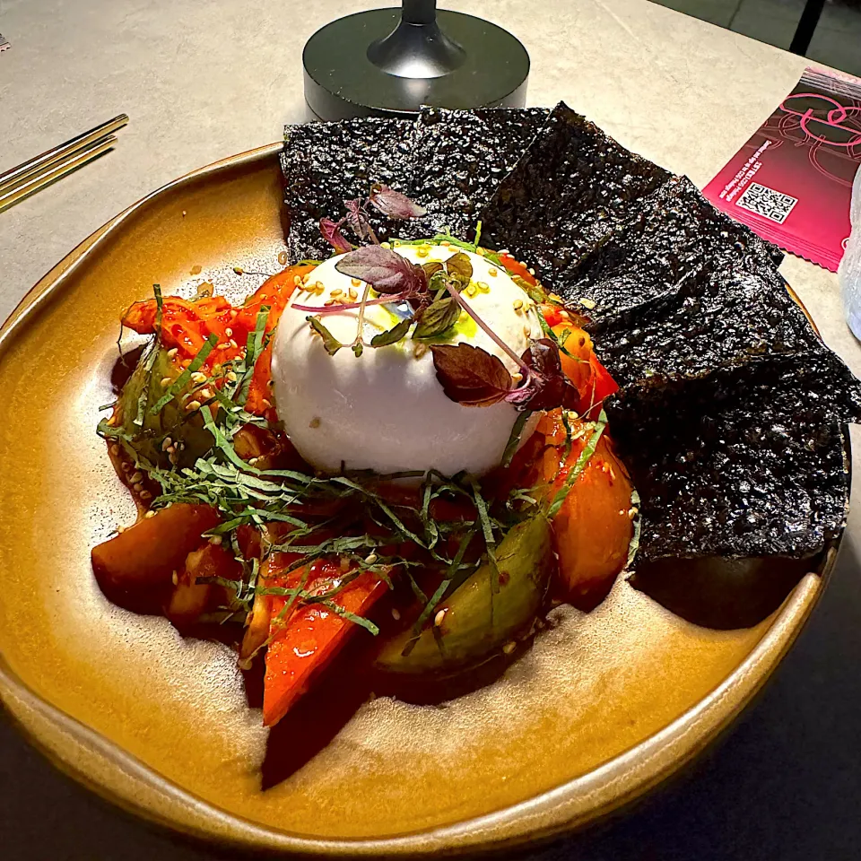 Heirloom Tomato, Kimchi &
Fresh Burrata Cheese|skyblueさん