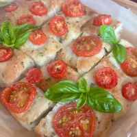 トマトとバジルの厚焼きフォカッチャ|ゆいすけけさん