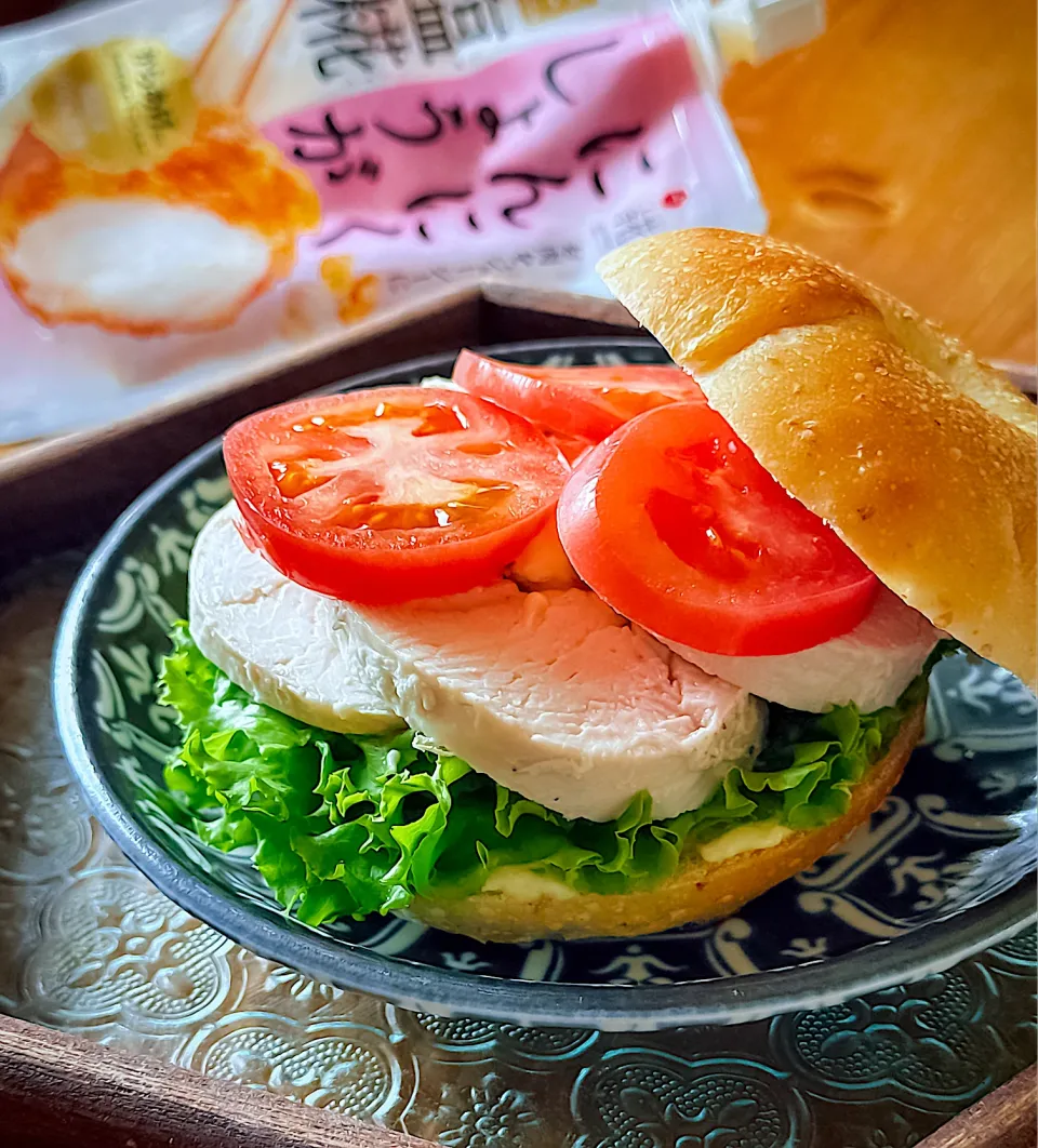 sakurakoちゃんのベーグル🥯で鶏ハムベーグルサンド🥯|にゃんぺこさん