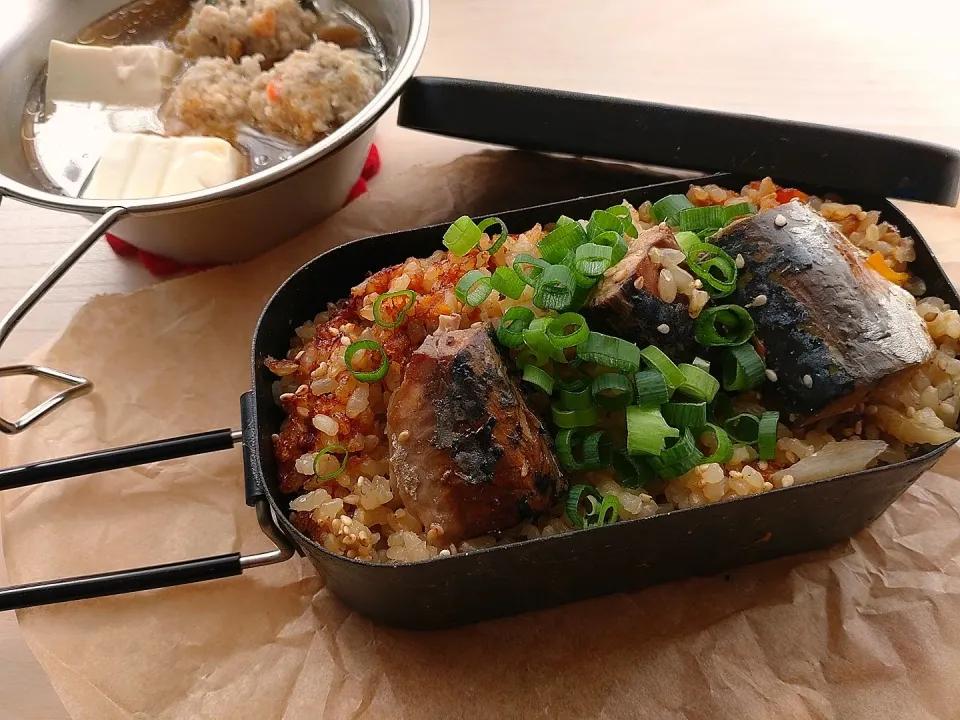 【玄米】おこげが美味しい【メスティンで直火焚き】さば缶の炊き込みご飯|みりさん