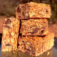 Cookie bars with chocolate, toffee bits, coconuts and pecans.|Dean M Rogersさん