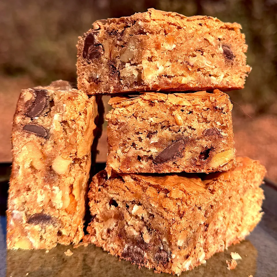 Cookie bars with chocolate, toffee bits, coconuts and pecans.|Dean M Rogersさん