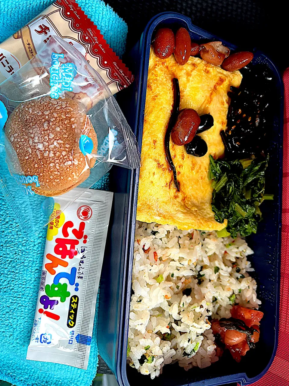 #昼飯　豆と子持ち昆布の天パー顔チーズオムレツと梅と黒豆7個茶豆7個乗せ海の恵み混ぜご飯ブッセとチョコクッキーとごはんですよ添え弁当|ms903さん