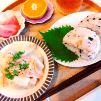 お昼ごはん🌸鮭とワカメの胡麻おにぎり、鶏肉と白菜のクリーム煮、トマト、早生みかん🍊|samさん