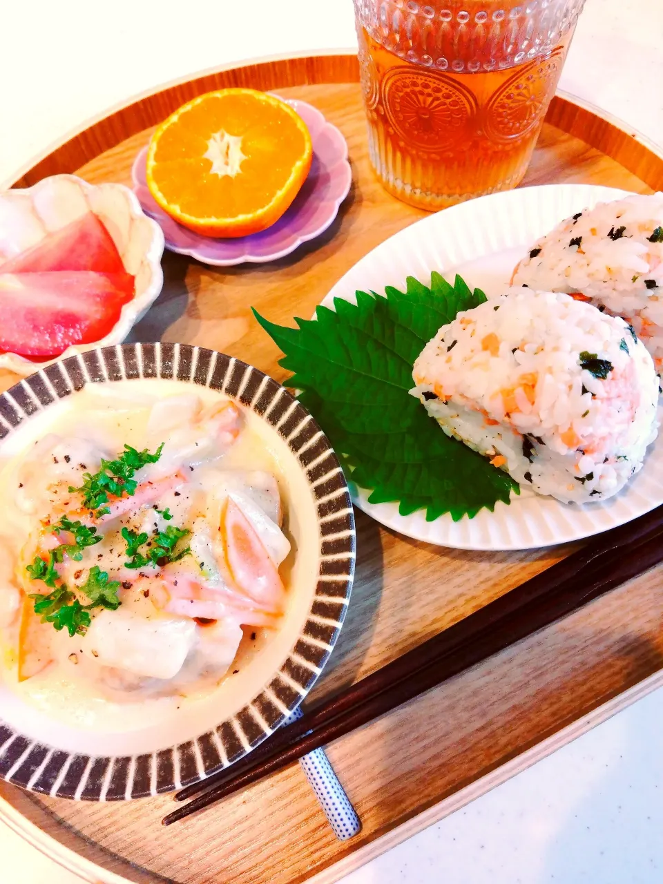 お昼ごはん🌸鮭とワカメの胡麻おにぎり、鶏肉と白菜のクリーム煮、トマト、早生みかん🍊|samさん