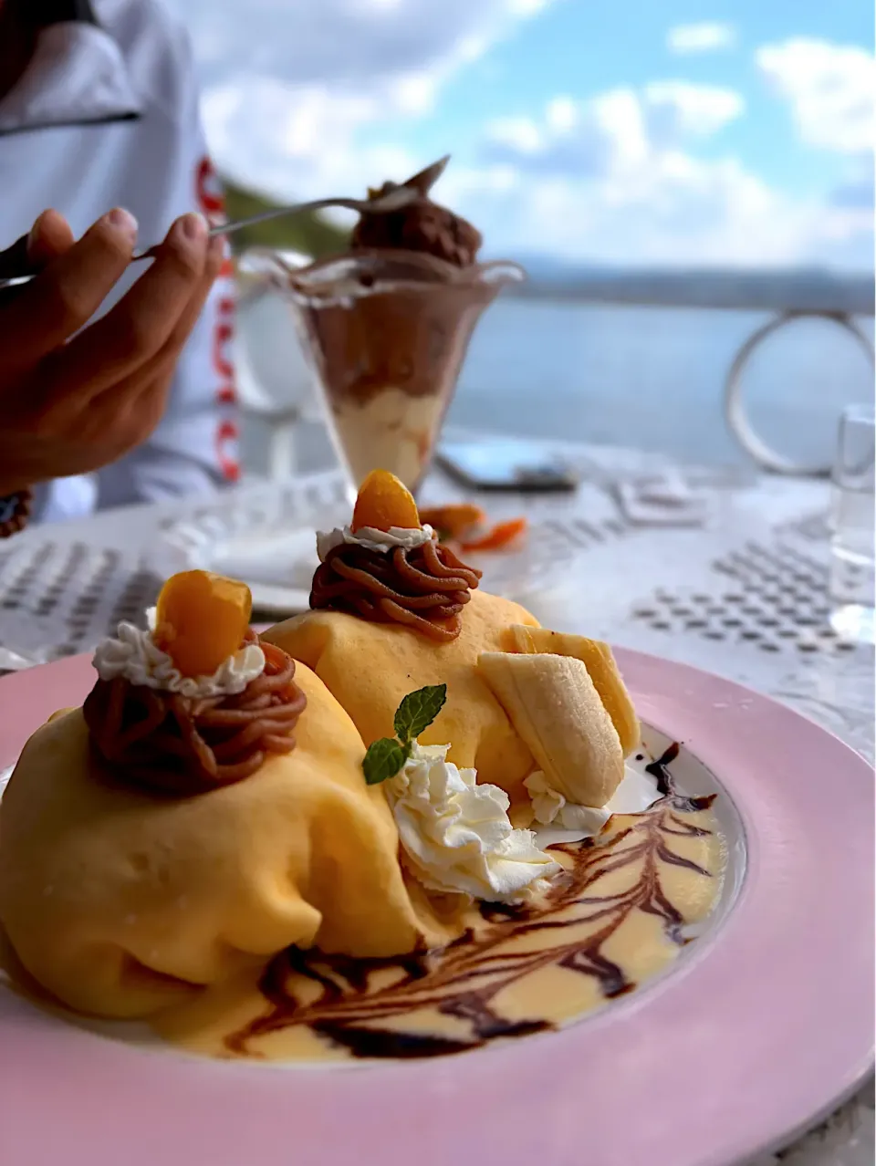 湖畔でほっこり、モンブランクレープ&チョコパフェ|kaeさん