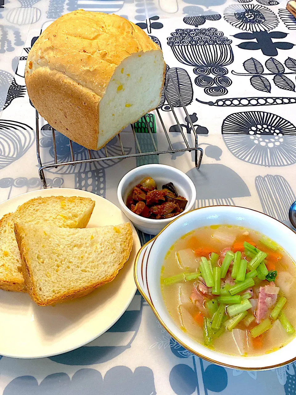 コーンパンと冬根菜スープの昼ご飯|こむぎこさん