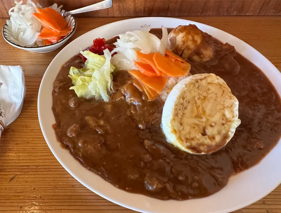 甘辛カレーと大辛チキンのあいがけ🔥🌶️🐔🍛味玉・チー玉トッピング🥚🧀🍳ピクルスマシマシ🥒|buhizouさん