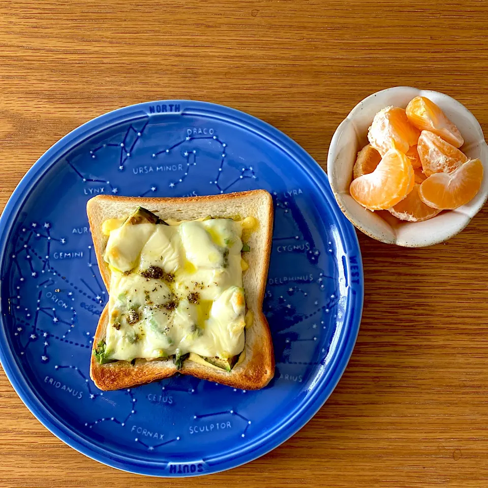 朝ごはん🍞アボカドチーズトースト|ここここのかさん