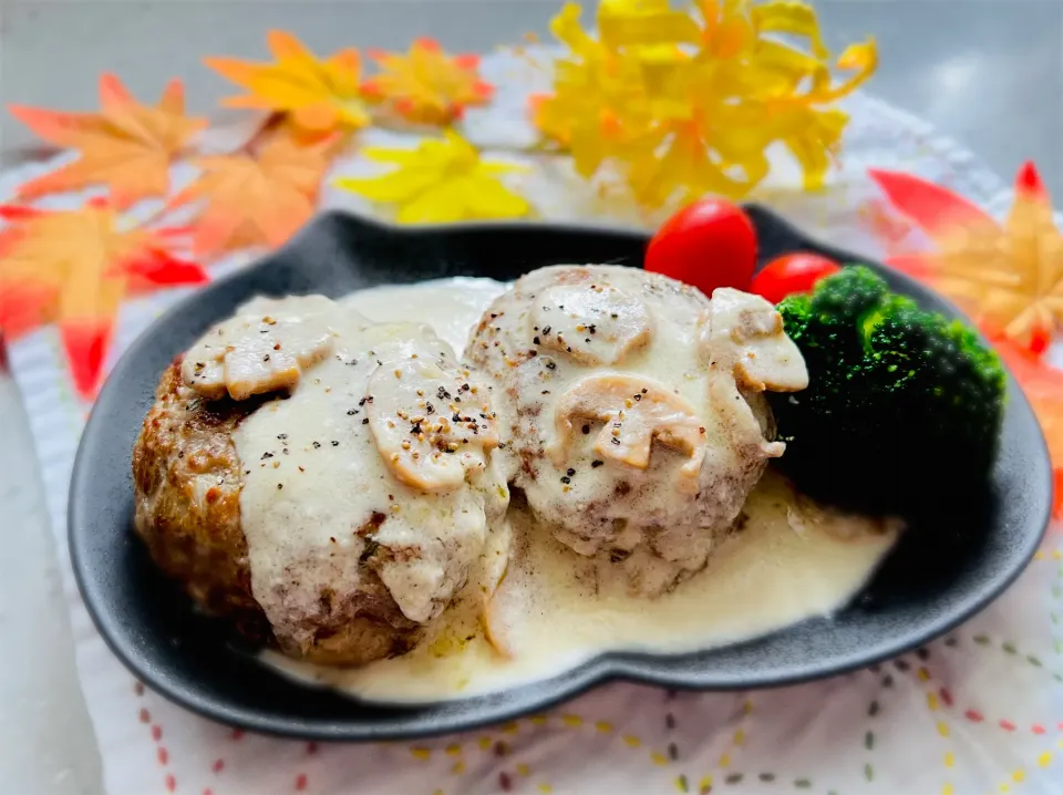 「ハンバーグのホワイトソースがけ」|バシュランさん