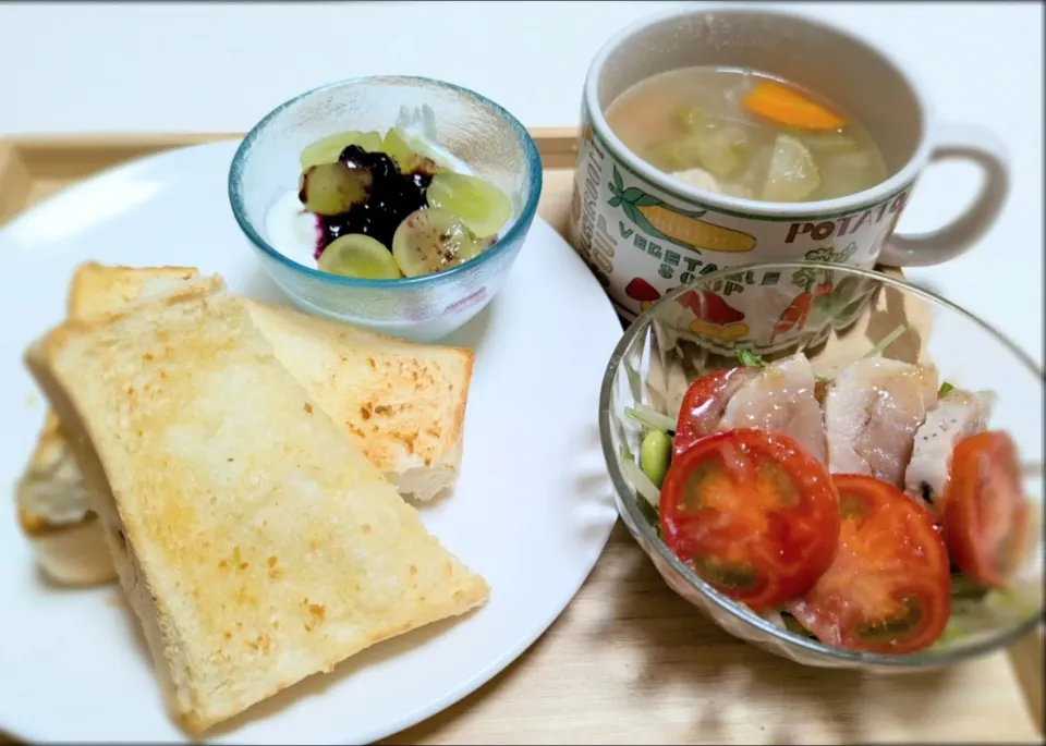 休日のブランチ🍞鶏のポトフ&鶏ハムサラダ&フルーツヨーグルト|Cabezon.Nakamuraさん