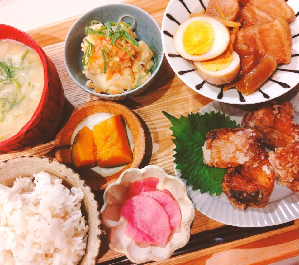 豚の角煮、ブリの竜田揚げ、明太ポテトサラダ、紅大根の甘酢漬け、南瓜の煮付け、おみそしる|samさん
