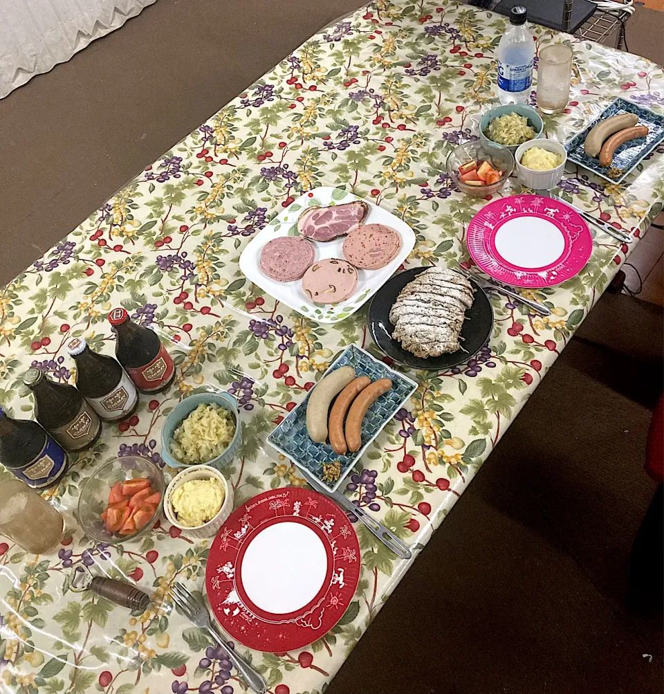 今日の晩ご飯⑭  オクトーバーフェストアならぬノベンバーフェストです　いただきまーす😋　これで思い残すことなく、明日、名古屋に戻れます。|なびさん