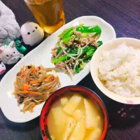 押し麦ご飯、さつまいもと油揚げの味噌汁、肉野菜炒め、根菜ときのこのきんぴら|サトリさん