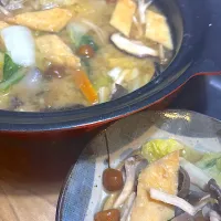 キノコ、油揚げ、鶏モモ肉、白菜、小松菜の味噌鍋で温まりました🤗💕👌|てるみさん