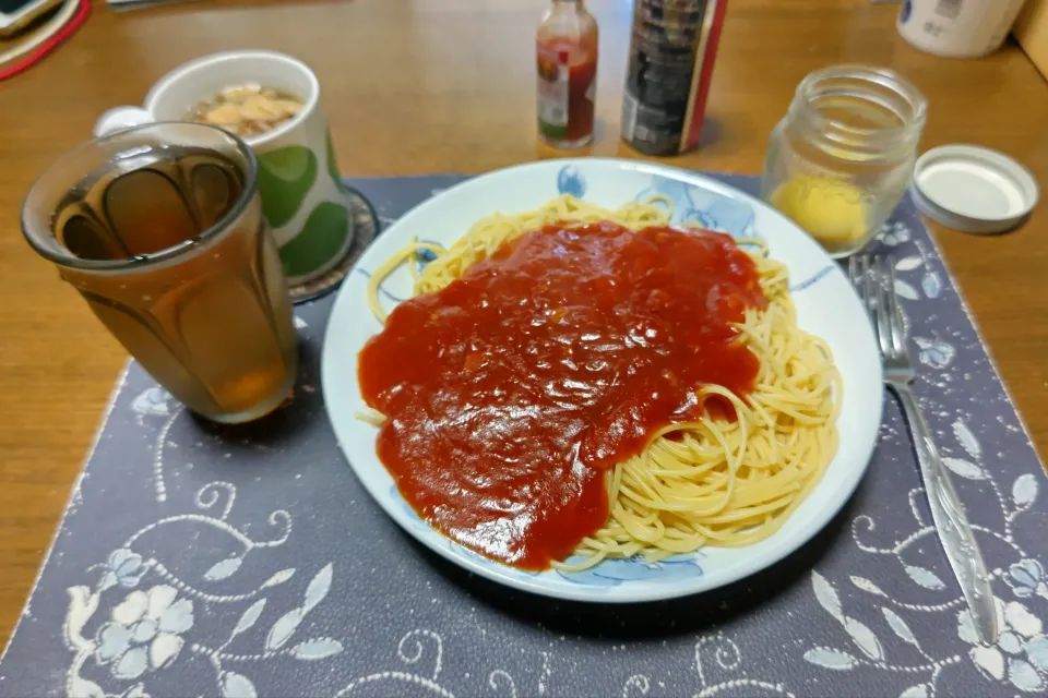 ガーリックナポリタンスパゲッティ、沢庵、カットワカメ&フライドガーリック&フライドレッドオニオン&乾燥スライスにんにく入りタマネギスープ、六条麦茶(昼飯)|enarinさん