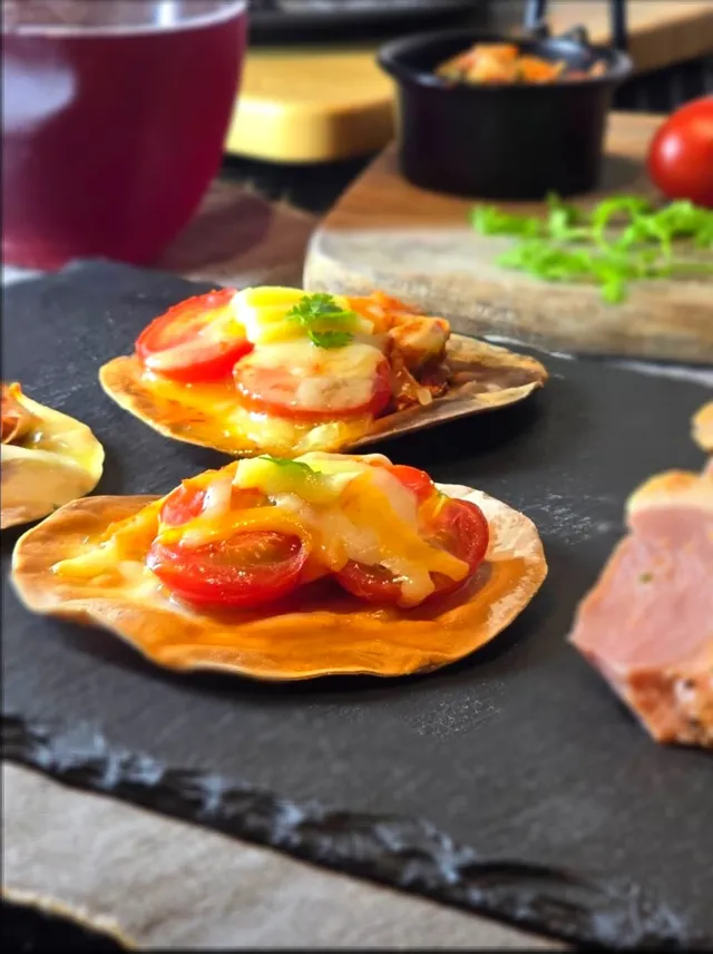 Snapdishの料理・レシピ写真:トマトキムチチーズのクリスピーピザ｜パーティーシーズンはチーズを楽しもう♪東京デーリー・アンバサダー企画！【enjoy!CheeseLover】投稿まとめ♪