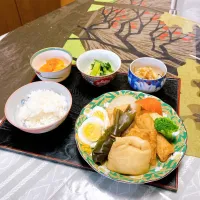 grandmaの晩ごはん☆ 今夜はおでん…
油揚げの中にはお餅を入れて…
青梗菜のワサビ漬け､柿の柚子酢漬けと大根の皮のきんぴらで頂きます|kaoriさん