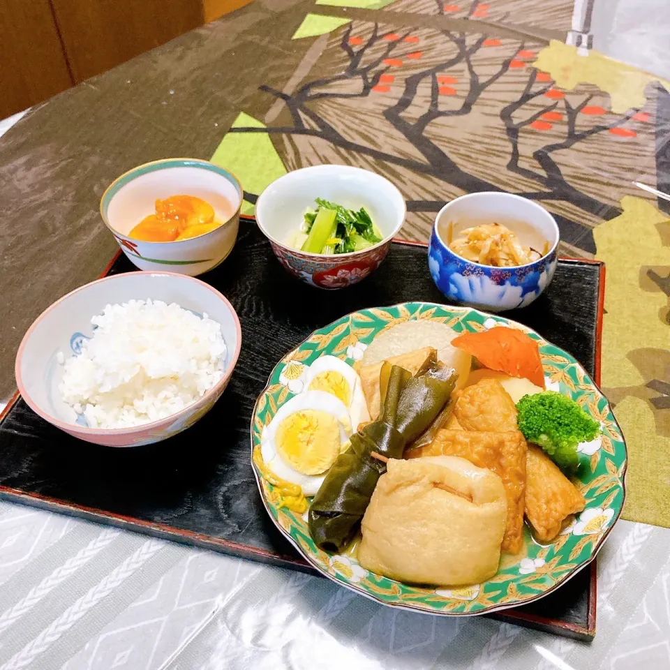 grandmaの晩ごはん☆ 今夜はおでん…
油揚げの中にはお餅を入れて…
青梗菜のワサビ漬け､柿の柚子酢漬けと大根の皮のきんぴらで頂きます|kaoriさん