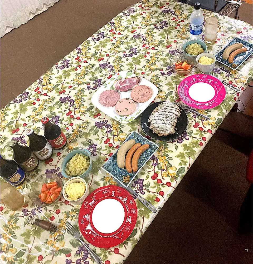 ナビが明日、名古屋に戻るので、今晩は私の焼いたライ麦パンとハム、ソーセージでフェアウェルディナーです|はやとさん